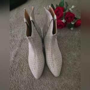 Ankle boot with pointed toe and western-style perforation details Beige, size11M